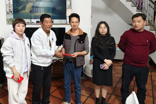 云霄縣云陵工業(yè)開發(fā)區(qū)領導、上坑村村委會領導與振牌集團領導一行慰問困難群眾